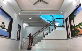 Cầu thang kính tay vịn gỗ thi công tại Mê Linh